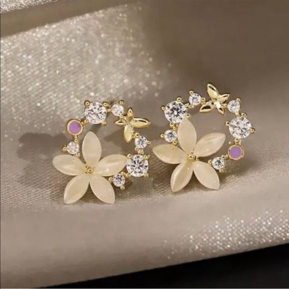 Jewelry - Crystal Flower Stud
Earrings
